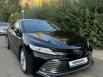 Toyota Camry 2019 года за 14 500 000 тг. в Алматы – фото 2