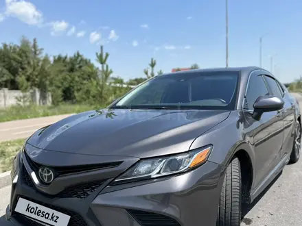 Toyota Camry 2019 года за 10 500 000 тг. в Алматы – фото 2