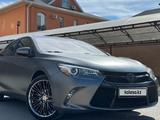 Toyota Camry 2017 года за 9 800 000 тг. в Атырау