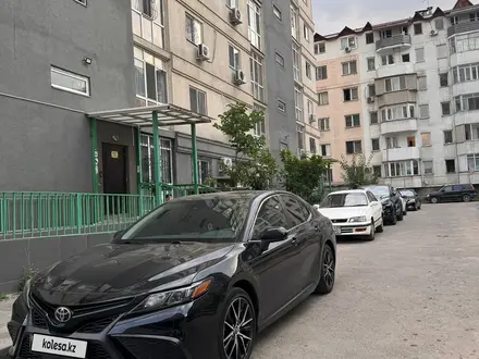 Toyota Camry 2021 года за 15 800 000 тг. в Астана – фото 3