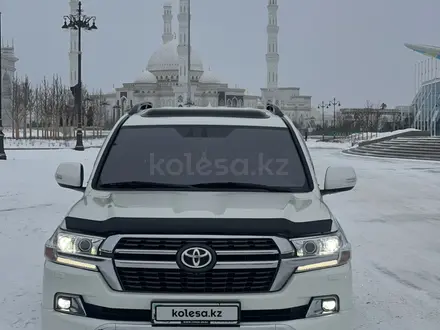 Toyota Land Cruiser 2017 года за 33 000 000 тг. в Астана