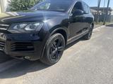 Volkswagen Touareg 2011 года за 8 000 000 тг. в Шымкент – фото 2