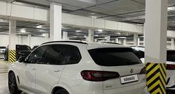 BMW X5 2020 года за 31 500 000 тг. в Астана – фото 2