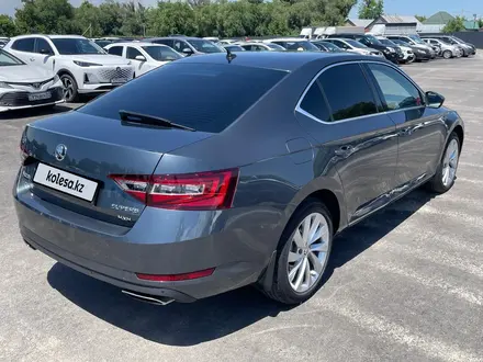 Skoda Superb 2017 года за 11 091 000 тг. в Алматы – фото 4