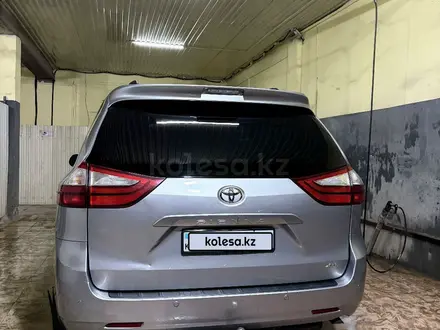 Toyota Sienna 2015 года за 12 800 000 тг. в Атырау – фото 3