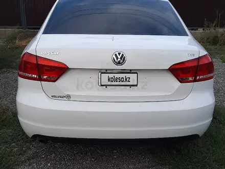 Volkswagen Passat 2015 года за 5 200 000 тг. в Актобе – фото 4