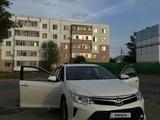 Toyota Camry 2017 года за 11 900 000 тг. в Актобе – фото 2