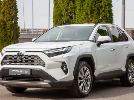Toyota RAV4 Luxe+ 2024 года за 18 990 000 тг. в Алматы – фото 2