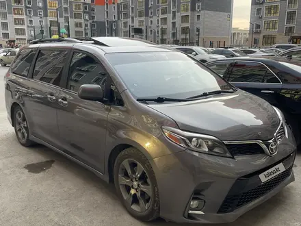 Toyota Sienna 2016 года за 7 700 000 тг. в Атырау – фото 2