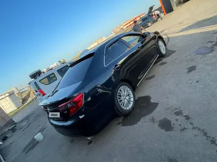 Toyota Camry 2014 года за 7 500 000 тг. в Актобе – фото 2