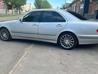 Mercedes-Benz E 240 2000 годаfor4 200 000 тг. в Астана