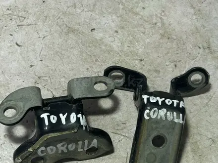 Петля двери Toyota Corolla за 5 000 тг. в Актобе