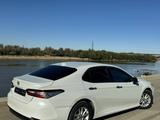 Toyota Camry 2018 года за 11 700 000 тг. в Актобе – фото 2