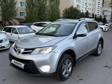 Toyota RAV4 2015 года за 7 100 000 тг. в Астана