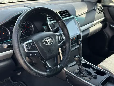 Toyota Camry 2016 года за 8 500 000 тг. в Атырау – фото 13