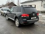 Volkswagen Touareg 2006 года за 2 500 000 тг. в Шымкент – фото 3