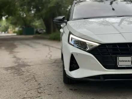 Hyundai i20 2023 года за 6 350 000 тг. в Караганда – фото 4