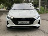 Hyundai i20 2023 года за 6 350 000 тг. в Караганда – фото 2