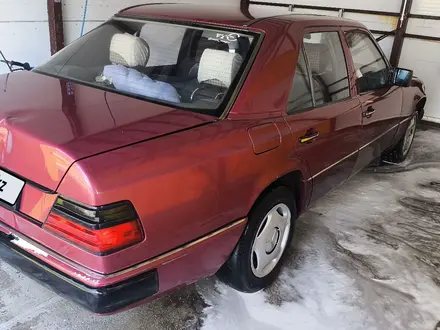 Mercedes-Benz E 230 1992 года за 1 200 000 тг. в Караганда – фото 69