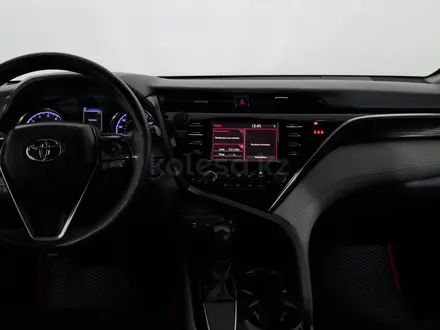 Toyota Camry 2018 года за 8 950 000 тг. в Астана – фото 14