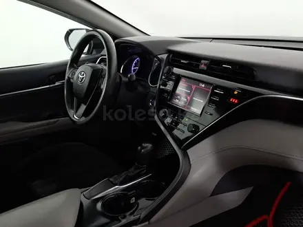 Toyota Camry 2018 года за 8 950 000 тг. в Астана – фото 15