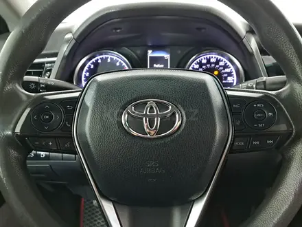 Toyota Camry 2018 года за 8 950 000 тг. в Астана – фото 17