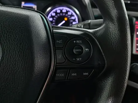 Toyota Camry 2018 года за 8 950 000 тг. в Астана – фото 19