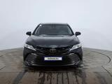 Toyota Camry 2018 года за 10 290 000 тг. в Астана – фото 2