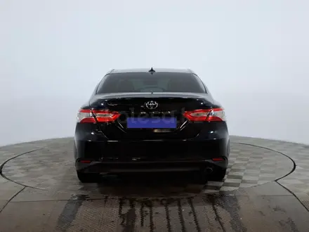 Toyota Camry 2018 года за 8 950 000 тг. в Астана – фото 6