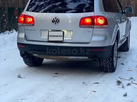 Volkswagen Touareg 2004 года за 4 200 000 тг. в Петропавловск – фото 3