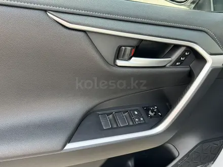 Toyota RAV4 2020 года за 16 500 000 тг. в Актобе – фото 14