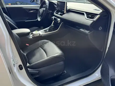 Toyota RAV4 2020 года за 16 500 000 тг. в Актобе – фото 18