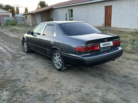 Toyota Camry 2000 года за 3 600 000 тг. в Семей – фото 4