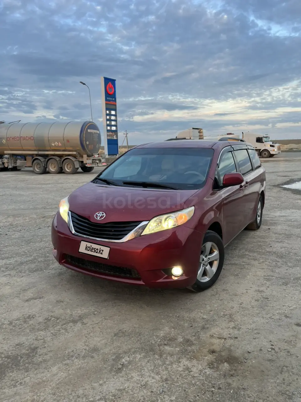 Toyota Sienna, 2011