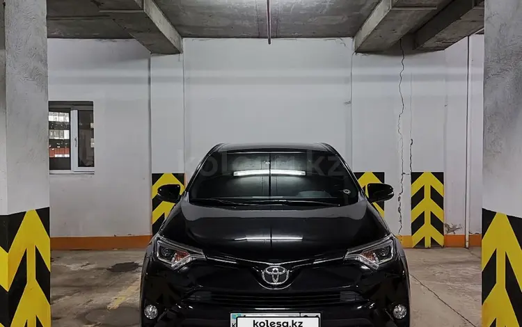 Toyota RAV4 2018 годаfor13 500 000 тг. в Астана