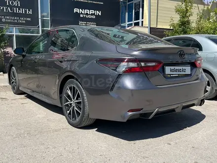 Toyota Camry 2021 года за 15 000 000 тг. в Актобе – фото 7