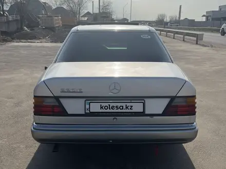 Mercedes-Benz E 220 1993 года за 2 000 000 тг. в Алматы – фото 4