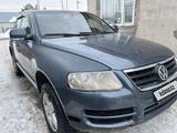 Volkswagen Touareg 2005 года за 4 200 000 тг. в Астана – фото 2