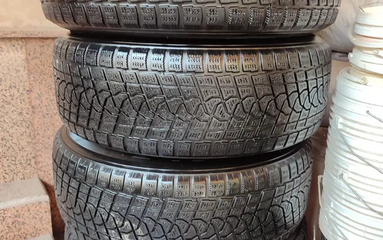 Комплект зимних шин Triangle 265/65R17 с диском за 160 000 тг. в Алматы