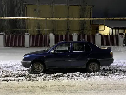 Volkswagen Vento 1993 года за 670 000 тг. в Аксай – фото 2