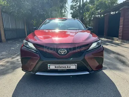 Toyota Camry 2018 года за 10 999 000 тг. в Алматы – фото 2