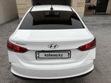 Hyundai Accent 2021 года за 7 150 000 тг. в Караганда – фото 2