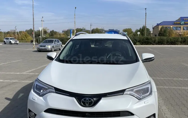 Toyota RAV4 2018 года за 14 600 000 тг. в Актобе