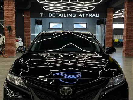 Toyota Camry 2018 года за 10 000 000 тг. в Атырау