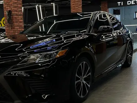 Toyota Camry 2018 года за 10 000 000 тг. в Атырау – фото 10