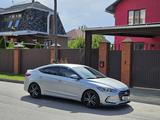 Hyundai Elantra 2018 годаfor7 300 000 тг. в Алматы – фото 2