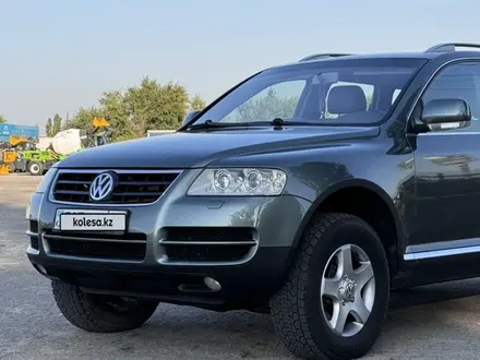 Volkswagen Touareg 2005 года за 5 950 000 тг. в Алматы – фото 2