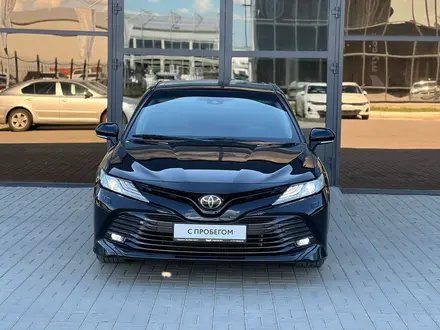 Toyota Camry 2019 года за 14 910 000 тг. в Уральск – фото 2