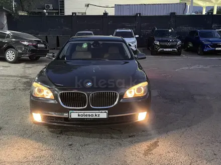 BMW 750 2009 года за 9 000 000 тг. в Алматы