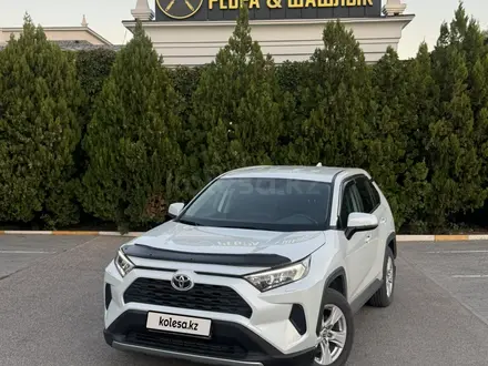 Toyota RAV4 2021 года за 13 000 000 тг. в Актау